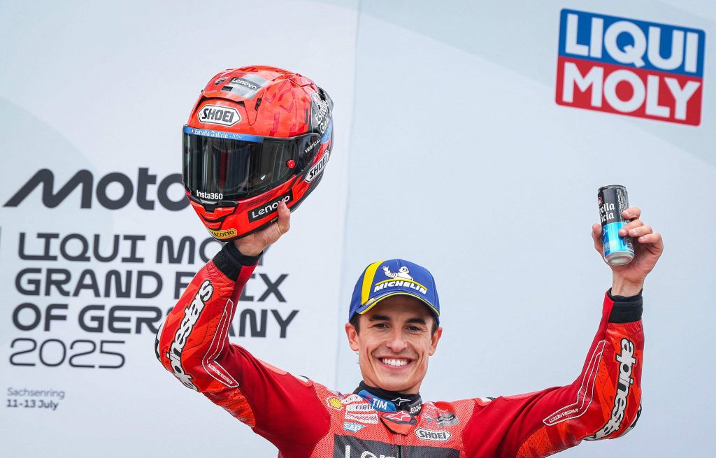 Marc Márquez en el podio de Sachsenring. Foto: El Mundo
