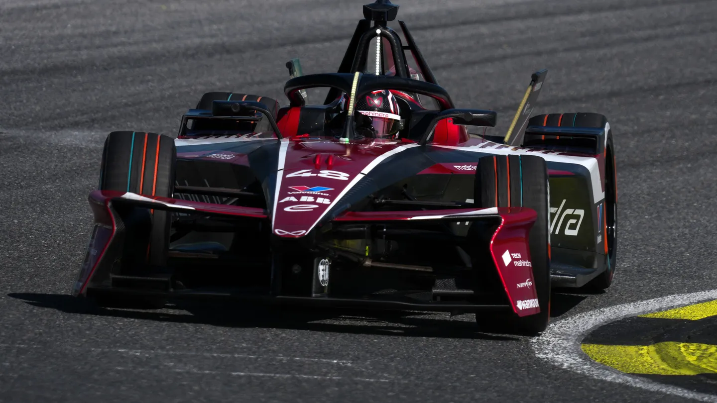Mahindra sorprende en el test de pilotos en Madrid
