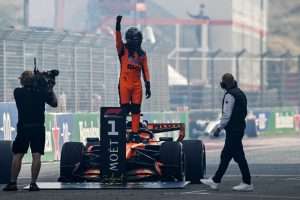 Norris se mete en medio de la pelea